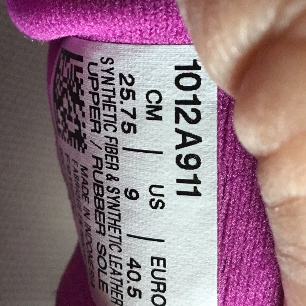 Asics Gel-Contend 7 White and Purple Athletic Shoes with Modern Silhouette - Picture 4 of 6